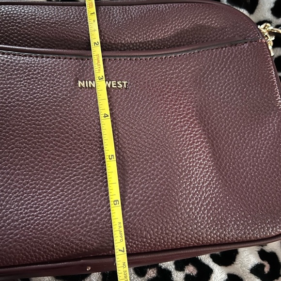 EUC- NINE WEST BURGUNDY SUPER CUTE CROSSBODY BAG WITH GOLD ACCENT CHAINS - Picture 10 of 12